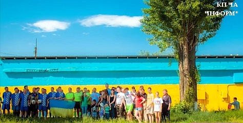 Вишневе забарвлюється у жовту блакить