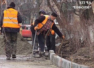 Благоустрій прибудинкових територій не припиняється навіть взимку