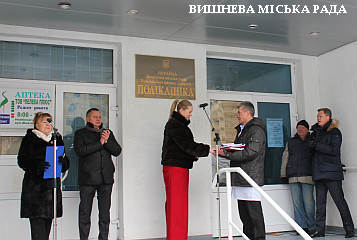 Вишневе отримало нове лабораторно-діагностичне обладнання та два автомобілі медичної допомоги