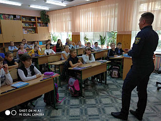 Рятувальники провели виховну бесіду з учнями