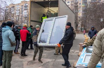 Почали встановлювати вікна у пошкоджених будинках
