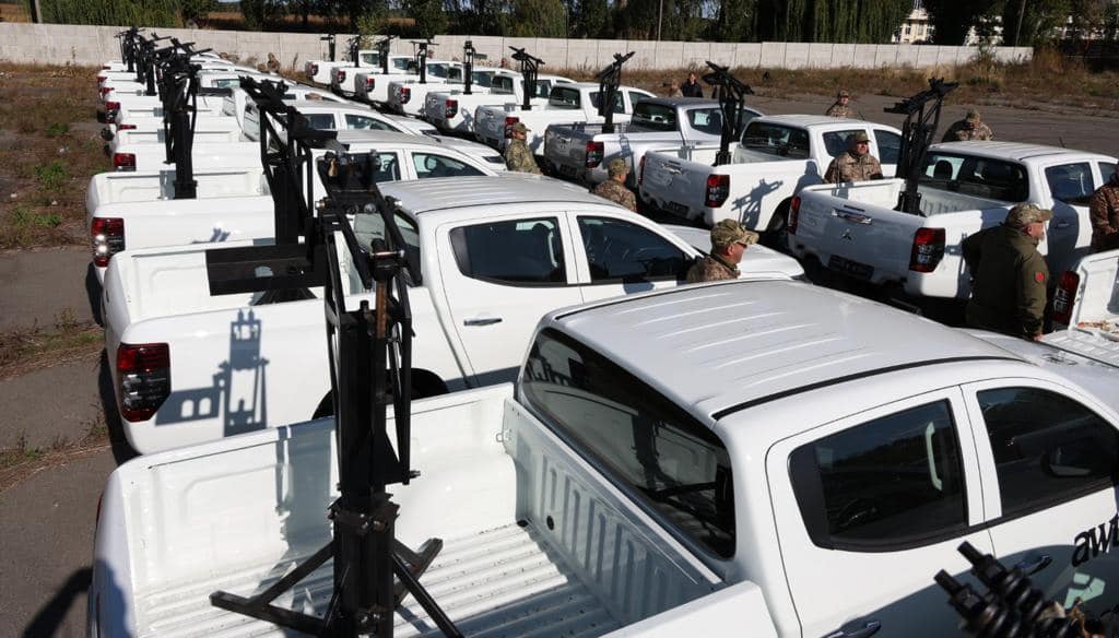 КОВА спільно з АВТ Баварія передали мобільно-вогневим групам 21 позашляховик для захисту Київщини